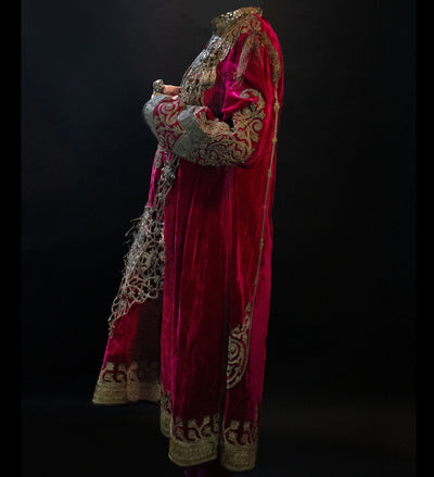 Samt- und Goldbesticktes Kleid von Hazara Kleid Orientbazar   