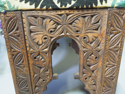 Suzani Hocker mit antiker Suzani Polsterung Stühle Orientbazar   
