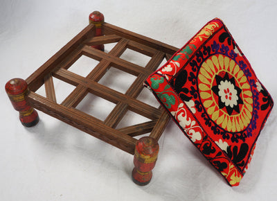 Punjabi Hocker mit antiker Suzani Polsterung Stühle Orientbazar   